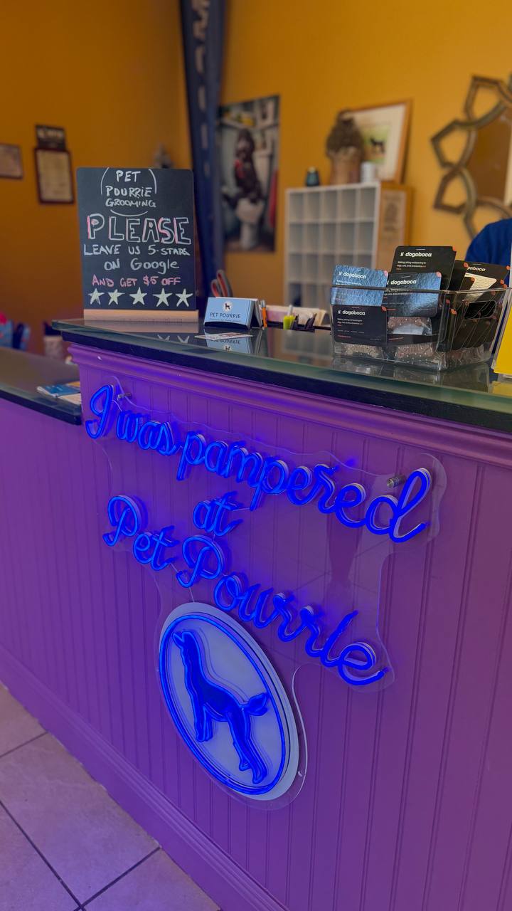 A dogoboca card photographed at Pet Pourrie
